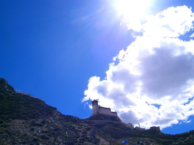 Yumbulagang Palace: The Cradle of Tibetan Civilization Perched on the Mountain