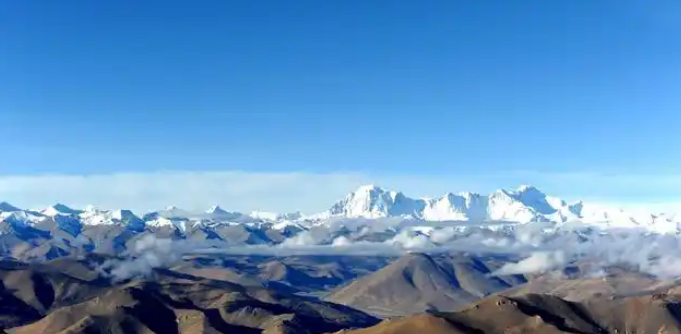 The snow-clad plateau under the azure sky, embark on a journey to Tibet.